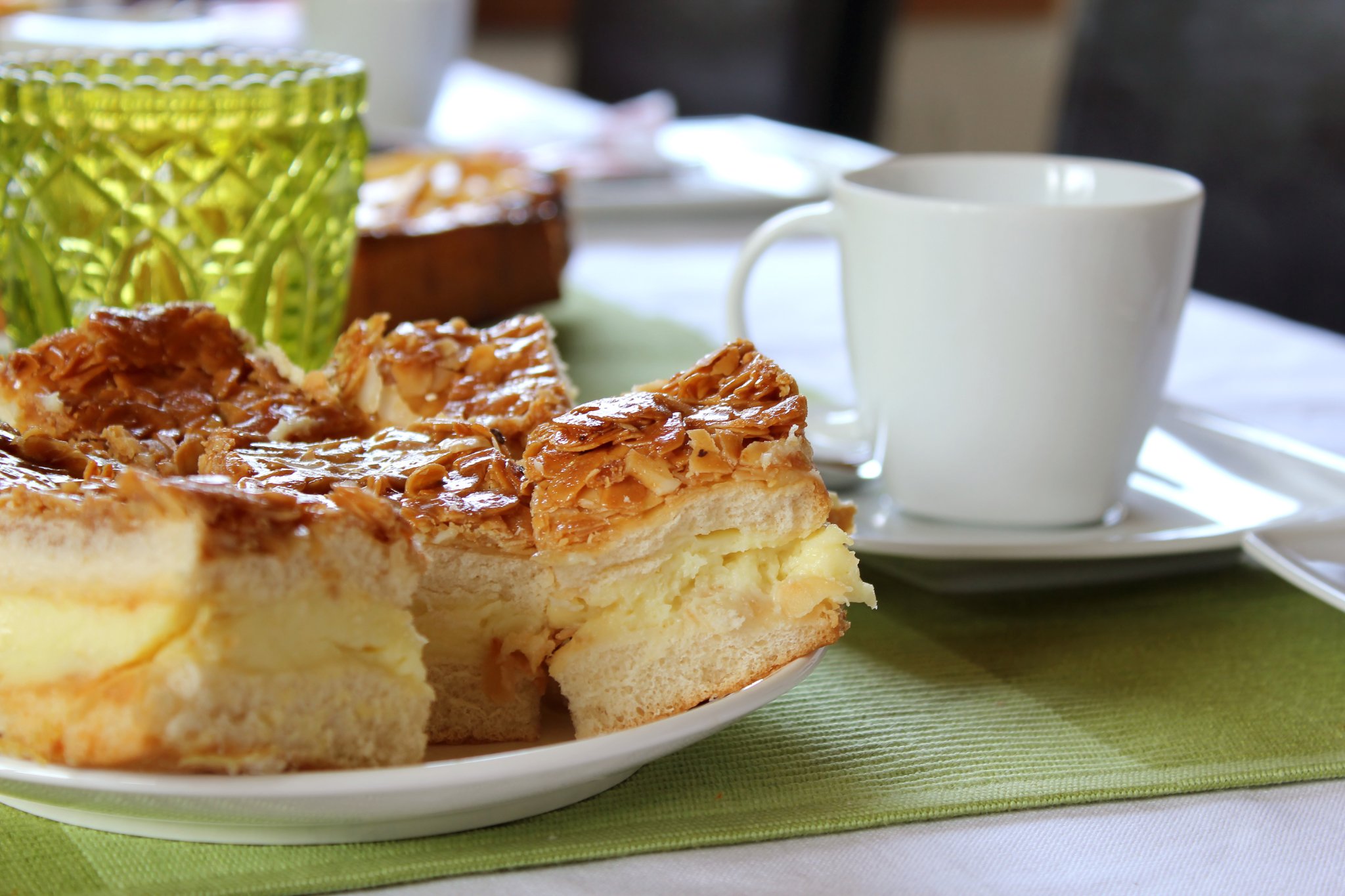 Backen: So schmeckt der Bienenstich wie von Oma