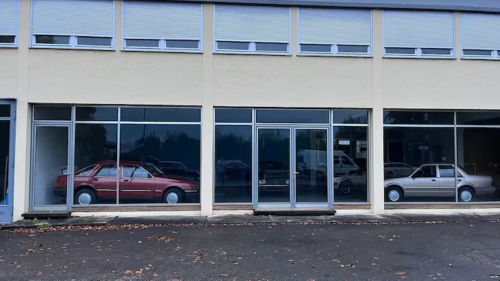 Bayerisches Autohaus ist seit 30 Jahren zu: Seitdem vergammeln dort Neuwagen