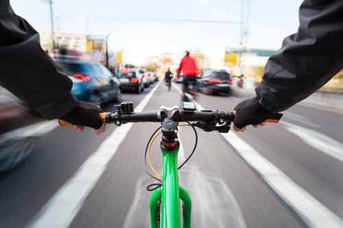 Stau-Trick für Radfahrer: Clever oder riskant? Das sagt der Bußgeldkatalog