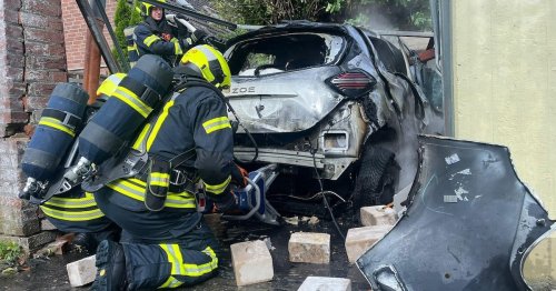 Explosions in Garage: Feuerwehr dokumentiert E-Auto-Vorfall