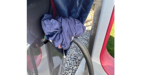 Damit der Tesla noch lädt: E-Autofahrer müssen Ladesäule mit Eiswürfeln kühlen