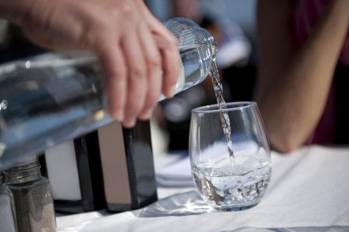 Wasser in Bars & Restaurants: Deshalb gibt es nur Flaschen