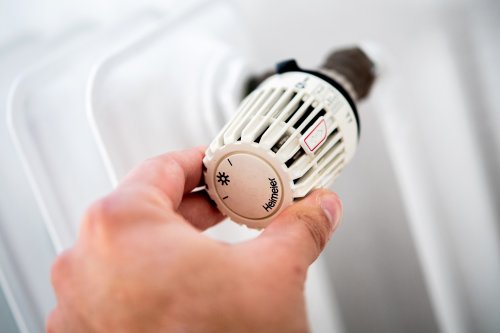 Der größte deutsche Wohnungskonzern hat Sparmaßnahmen angekündigt. Deutschen Mietern soll nun nachts die Heizungstemperatur abgesenkt werden. Demnach sollen dann nur noch höchstens 17 Grad möglich sein.