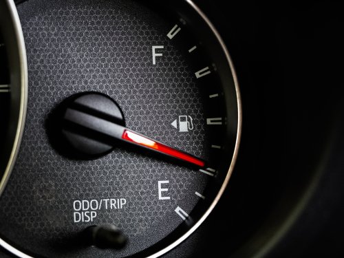 Es drohen Bußgelder: Darum sollten Autofahrer ihren Tank rechtzeitig auffüllen