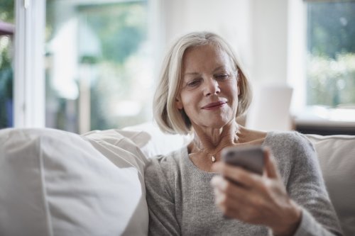 Digitalisierung hält fit: Handy-Nutzung reduziert Demenzrisiko im Alter