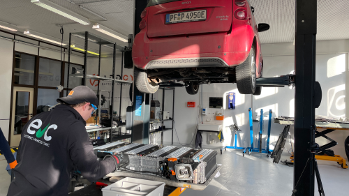 12 Jahre altes E-Auto verliert Reichweite: Besitzer staunt über Werkstatt-Rechnung
