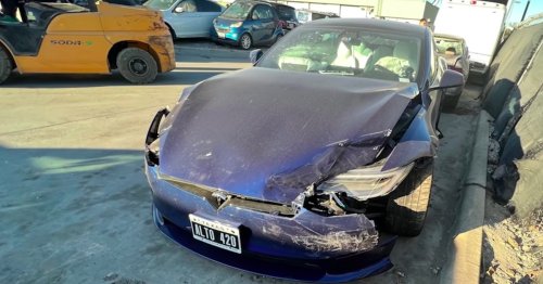 Truckfahrer jagt Tesla bis zum Crash: Der Schaden ist extrem teuer