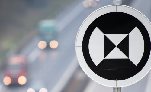 Wird in Zukunft wichtiger: Das bedeutet das runde, schwarz-weiße Verkehrsschild auf der Autobahn