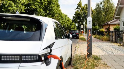 E-Auto an Laterne laden: In deutscher Stadt wird das Wirklichkeit