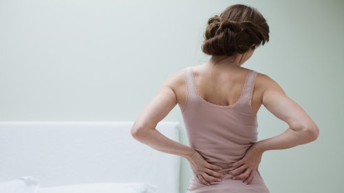 Schnelle Hilfe bei Rückenschmerzen: Neuroathletik-Trainer erklärt einfache Übung