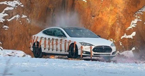 Finne erhält Kostenvoranschlag für Tesla-Reparatur: Dann sprengt er sein Model S