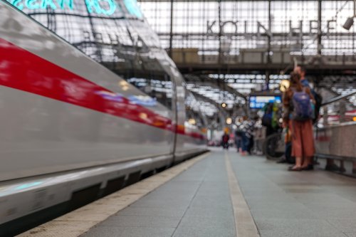 Für 39,90 Euro quer durch Deutschland. Die Deutsche Bahn verkauft ab sofort das Egal-Wohin-Ticket, das im Gegensatz zum 9-Euro-Ticket auch Fahrten mit ICE, IC oder EC erlaubt und bis weit in das nächste Jahr genutzt werden kann.
