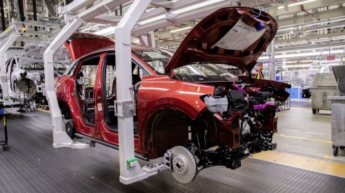 Verbrenner-Aus bei deutschen Autobauern: VW, Mercedes und BMW fahren neue Strategien
