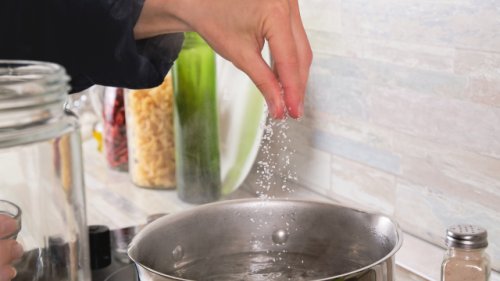 Weitverbreiteter Koch-Mythos: Sollte man das Wasser erst salzen, wenn es heiß ist?