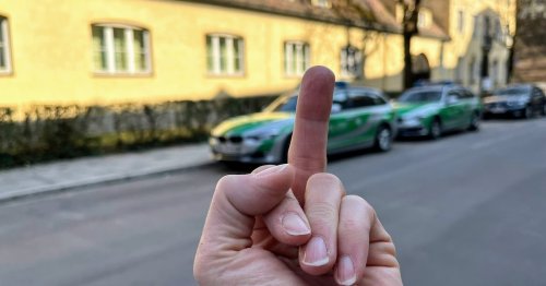 Autofahrer zeigt Radarfalle den Mittelfinger: 5.000 Euro Strafe!