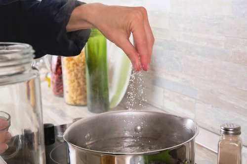 Ob Nudeln, Kartoffel oder andere Lebensmittel: Wenn mit dem Kochtopf gekocht wird, landet in der Regel eine Prise Salz im Topf, um einen besseren Geschmack zu erzeugen. Oft heißt es dabei, dass man das Salz erst dann ins Wasser geben sollte, wenn es kocht, um Energie zu sparen; aber stimmt das wirklich?