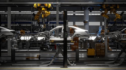 Autobauer mit fast einer Milliarde Euro Schulden stoppt Produktion