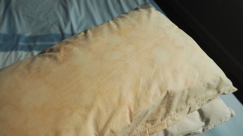 Schlafzimmer: Wenn Ihr Kissen gelbe Flecken hat, ist das ein deutliches Warnsignal