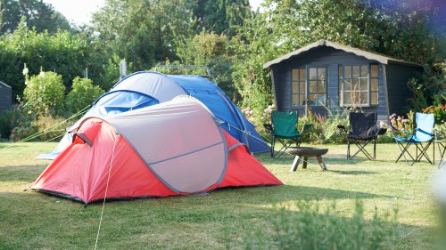 Irgendwo im Wald zelten gehen ist in Deutschland verboten – doch es gibt eine Alternative mit kostenlosen Zeltplätzen, die bislang kaum jemand kennt.