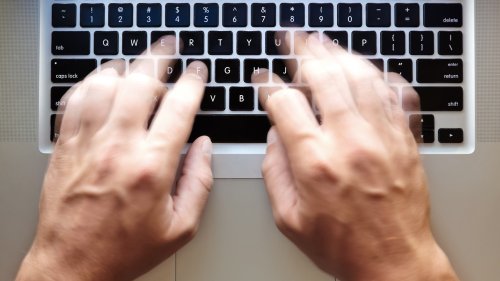 Egal, ob man mit Computern aufwächst oder nicht: Das Tippen mit zehn Fingern muss jeder erst mühsam erlernen – wobei, mit den richtigen Tools gelingt das sehr einfach!