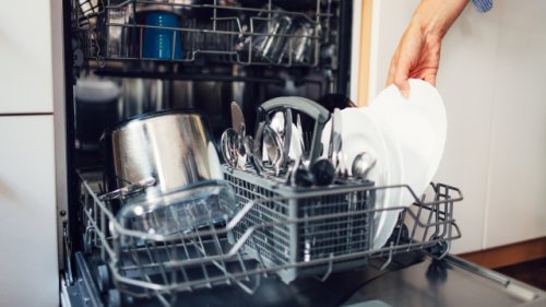 Blitzblankes Geschirr: Mit diesen 6 Tipps werden Besteck, Teller und Co. richtig sauber