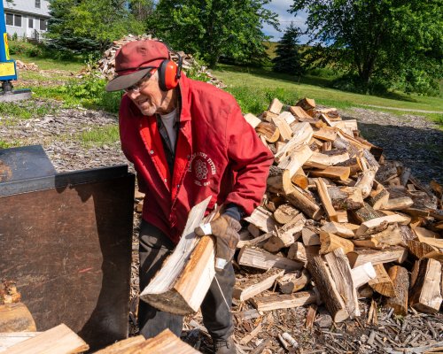 Viele Bürger kaufen gerade Holzöfen – um sich von Putins Energiepoker unabhängig zu machen. Doch jetzt wird Brennholz knapp. Und erste Betrüger zocken Verbraucher ab. Was Holzkäufer tun sollten.