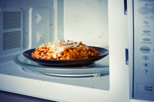 Viele machen es falsch: Weshalb Sie Ihr Essen nicht mittig in die Mikrowelle stellen sollten