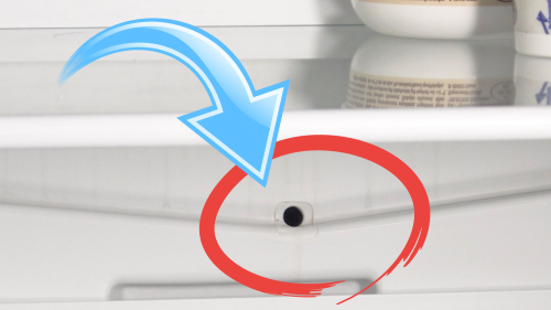 Meist fällt es gar nicht auf: Welche Funktion hat das kleine Loch im Kühlschrank?