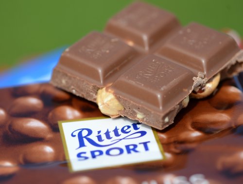 Die Schokolade von Ritter Sport bekommt eine Design-Änderung spendiert. Worauf Kunden jetzt im Regal treffen, haben wir hier für Sie zusammengefasst.
