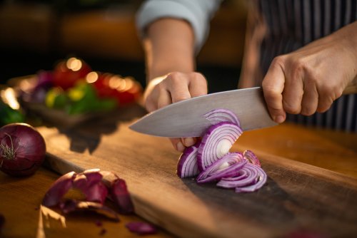 Küchentipp: 3 Tricks, mit denen Sie beim Zwiebelschneiden nie wieder weinen müssen