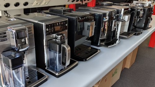 Vollautomaten sorgen schnell und komfortabel für eine frische Tasse Kaffee. Auch für Freunde unterschiedlicher Kaffee-Rezepte haben diese Geräte einiges zu bieten. Kaffeeliebhaber dürfen sich zudem freuen, denn unser Test zeigt: Teuer muss ein guter Kaffeevollautomat nicht zwingend sein.