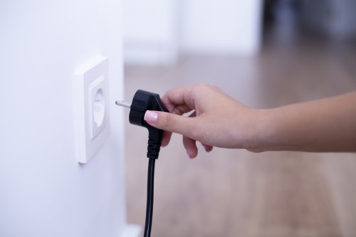 Kann schaden: Bei 3 Elektrogeräten sollten Sie nicht einfach so den Stecker ziehen