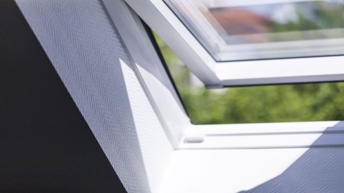 Nachts im Bad lüften: Warum das Fenster kippen keine gute Idee ist