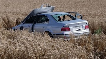 Bauern stellen Schrottautos auf ihre Felder