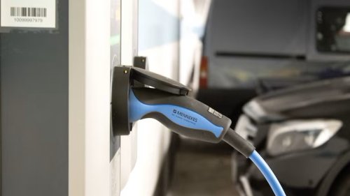 Ladesäule hält E-Auto gefangen: So hat der Besitzer es wieder befreit