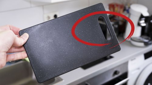 Hätten Sie es gewusst? Hierfür ist das Loch im Schneidebrett gedacht