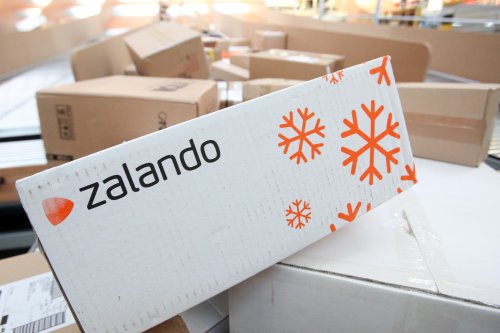 Zalando-Kunden müssen eine neue Regelung beachten. Ab sofort übernimmt der Versandhändler bei kleinen Bestellungen nämlich die Versandkosten nicht mehr. Was genau das für Verbraucher bedeutet, erfahren Sie hier.