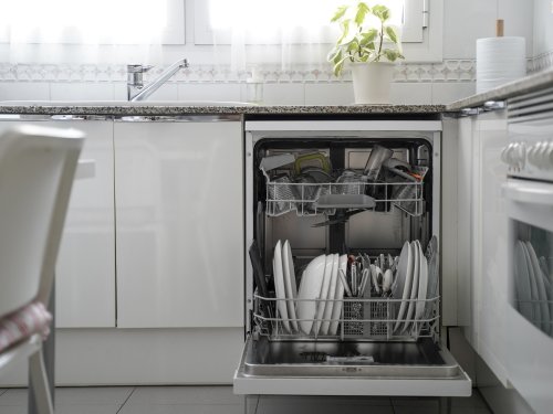 Von Hand abwaschen oder die Geschirrspülmaschine verwenden? Hier sparen Sie am meisten Geld