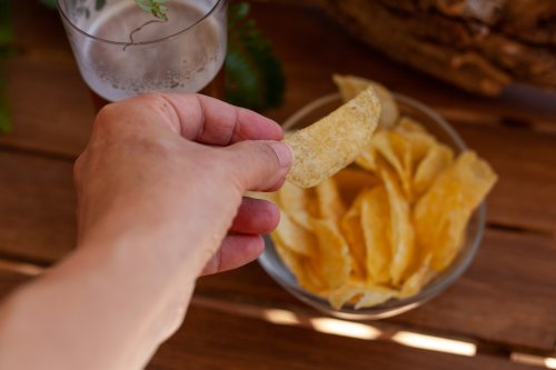 Kartoffelchips bei ÖKO-TEST: Günstige Eigenmarken-Chips unter den Testsiegern