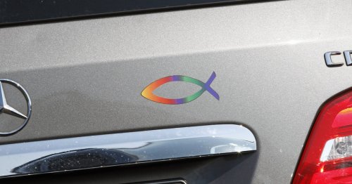 Fisch-Aufkleber auf dem Auto: Das steckt hinter dem beliebten Sticker