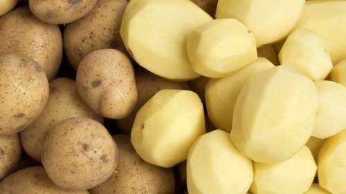 Nie mehr langes Schälen: Mit einem Trick entfernen Sie die Haut einer Kartoffel kinderleicht
