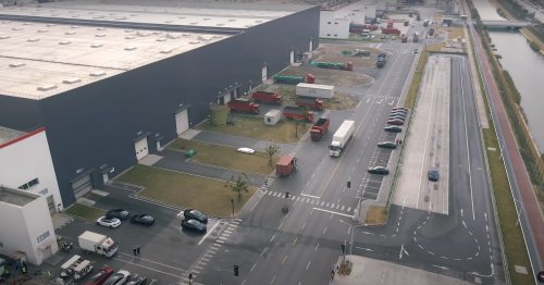 Tesla-Fabrik in Berlin: Sie steckt E-Autos im Rekordtempo zusammen