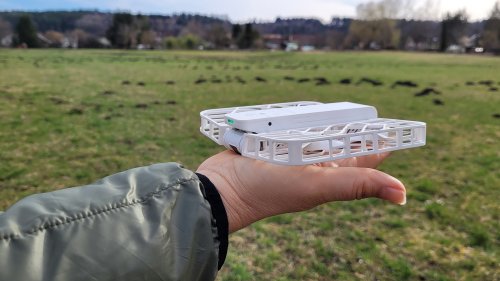 Sprechender und fliegender Selfie-Stick: Mini-Drohne Hoverair X1 im Praxistest