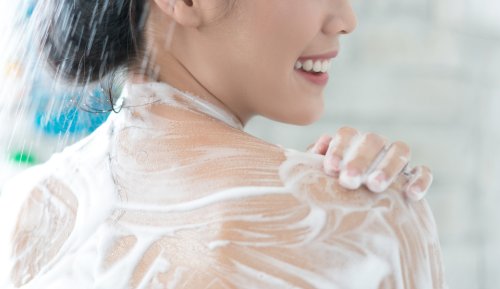 Duschgele für trockene Haut im Test: Dieses Produkt pflegt besonders gut
