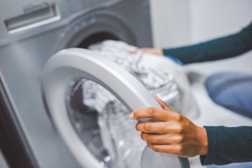 Saubere Wäsche: Ein Getränk sollten Sie in Ihre Waschmaschine geben