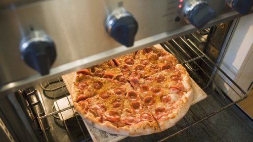 Steht auf den Packungen meist anders: Einfacher Trick macht Ihre Tiefkühlpizza besonders gut