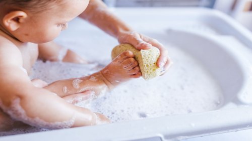 Badezusätze für Babys: Günstige Produkte punkten im Test