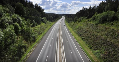 Photovoltaik an Autobahnen: Mutige Idee löst viele Probleme