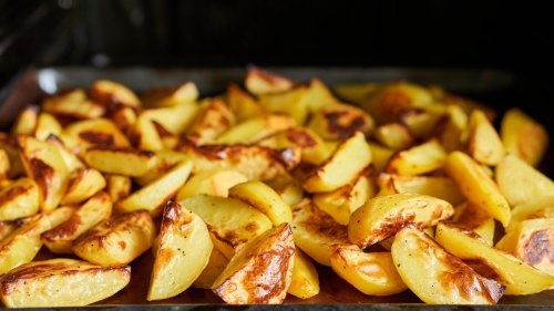 Simples Hausmittel: Überraschende Zutat sorgt für die knusprigsten Ofenkartoffeln aller Zeiten