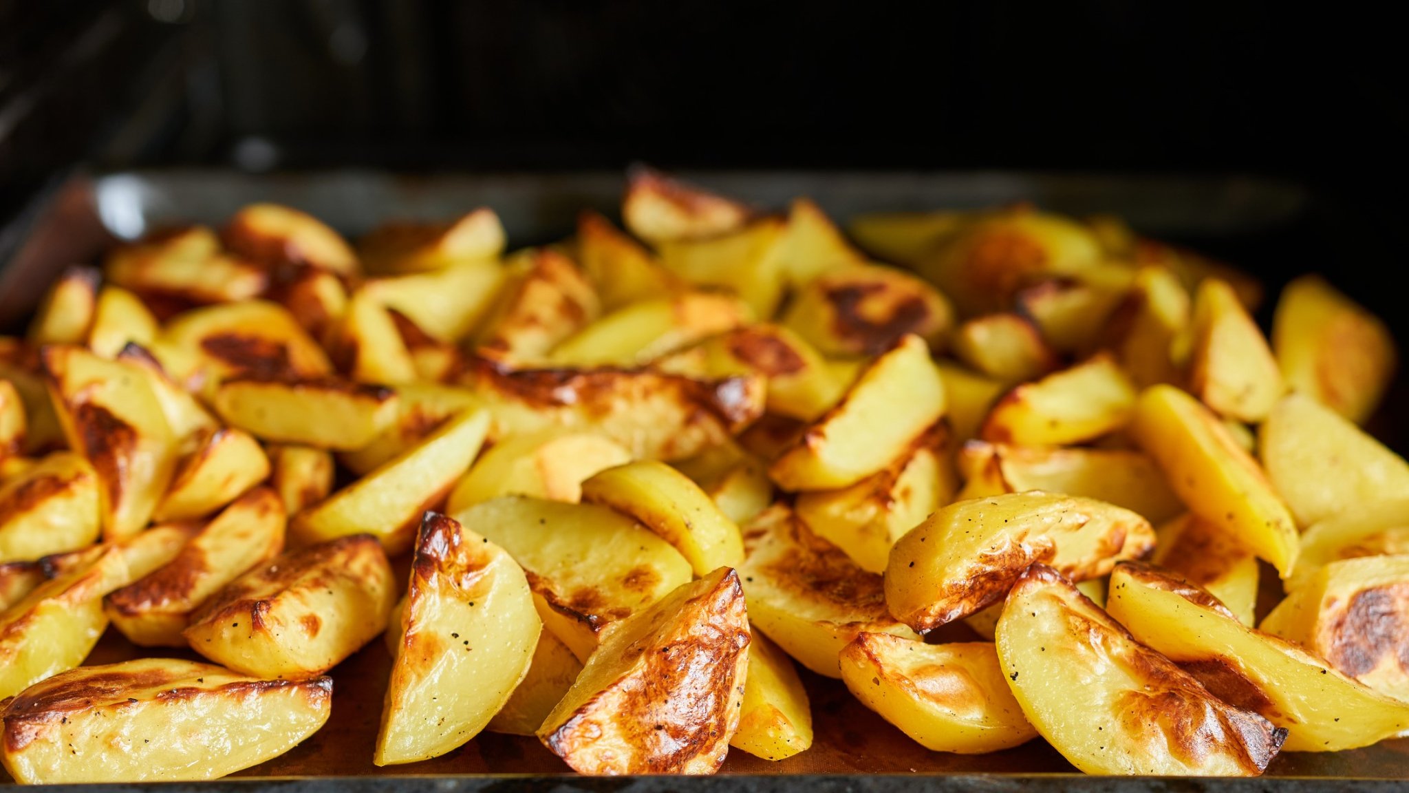Simples Hausmittel: Überraschende Zutat sorgt für die knusprigsten Ofenkartoffeln aller Zeiten